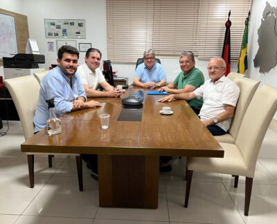 Integrantes do Republicanos com João Azevêdo. Reprodução.