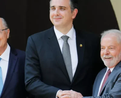 O vice-presidente eleito Geraldo Alckmin (PSB), o presidente do Senado, Rodrigo Pacheco (PSD-MG), e o presidente eleito Lula (PT) em encontro durante transição, em Brasília Imagem: Sergio Lima / AFP