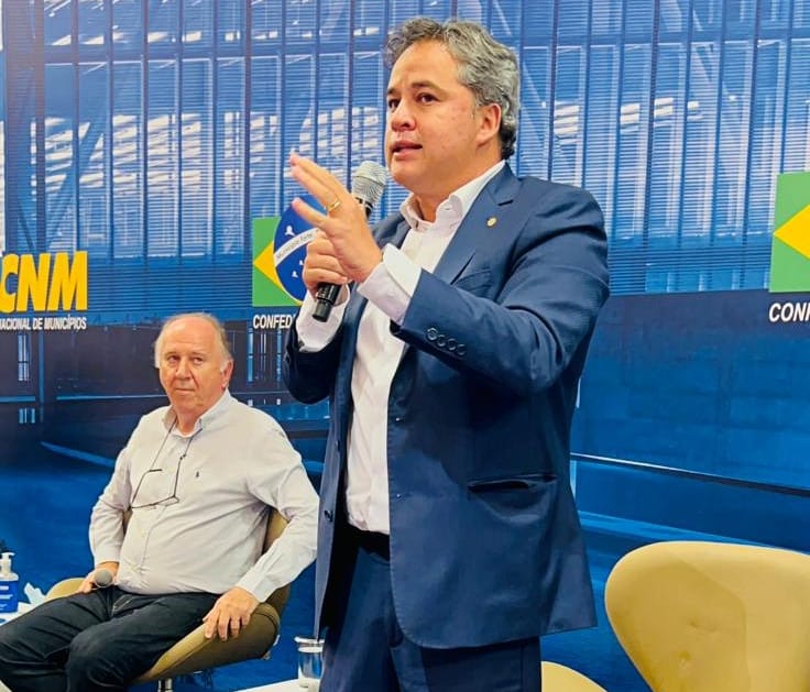 Efraim Filho é aclamado durante evento em Brasília e fala sobre papel dos prefeitos em sua eleição