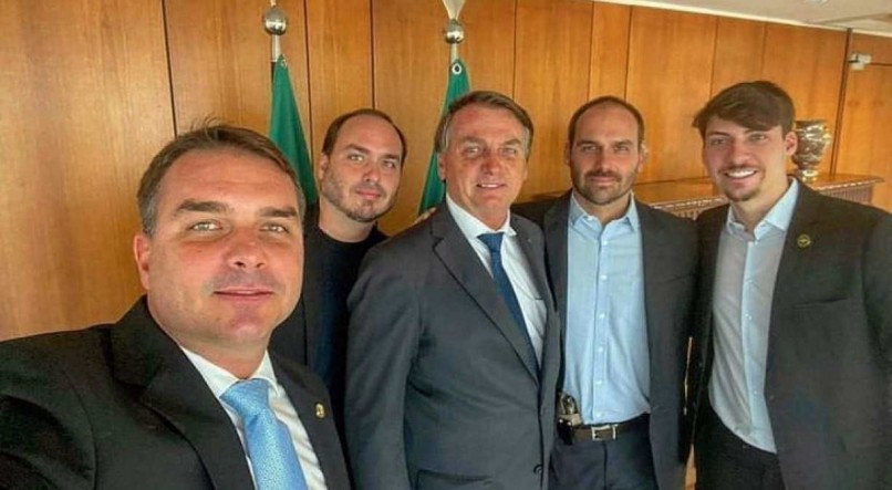 Filhos de Bolsonaro gastaram R$ 63 mil no cartão corporativo do pai em um dia com festança