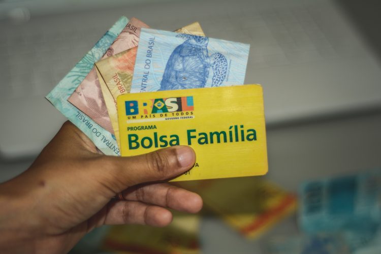 Número de beneficiários do Bolsa Família supera o de trabalhadores com carteira assinada na Paraíba