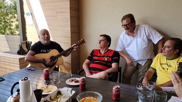 Nos EUA há três meses, Bolsonaro posta vídeo com cantor sertanejo e ex-presidente da CEF, demitido após acusação de assédio