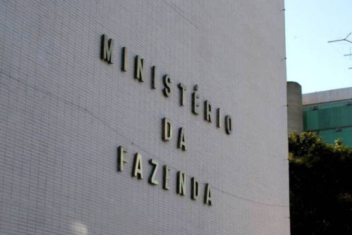 Ministério da Fazenda anuncia aumento de imposto sobre combustíveis para cobrir rombo