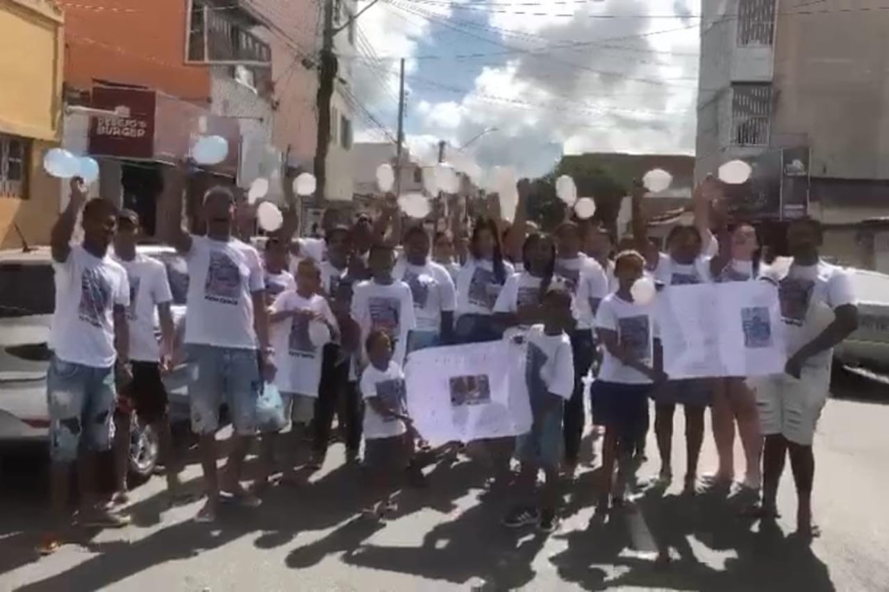 Familiares de bebê que morreu no Hospital da Criança de CG realizam protesto e cobram justiça