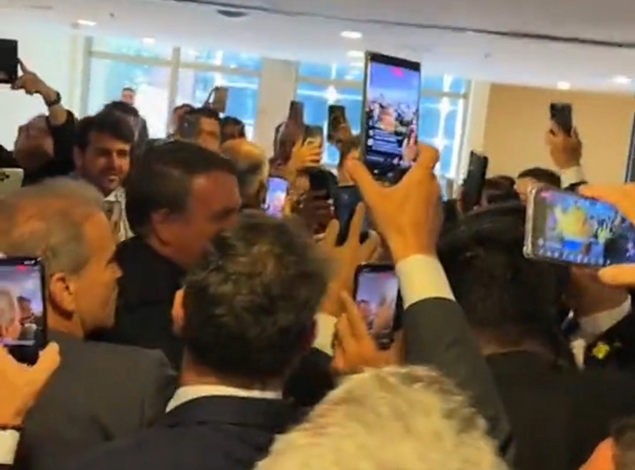 Bolsonaro é recebido por multidão em sua chegada ao Brasil