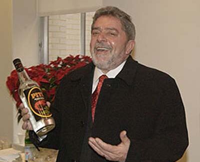 Lula com garrafa de cachaça (Foto: Divulgação/Imagem disponível na internet).