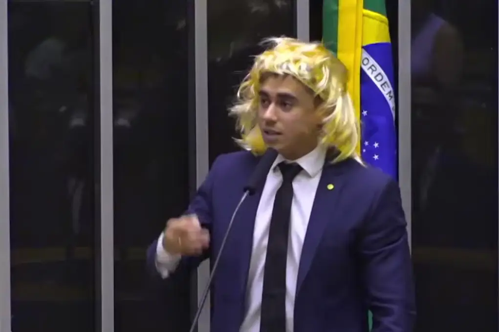 Deputado usa peruca amarela e faz discurso preconceituoso; colegas pedem cassação