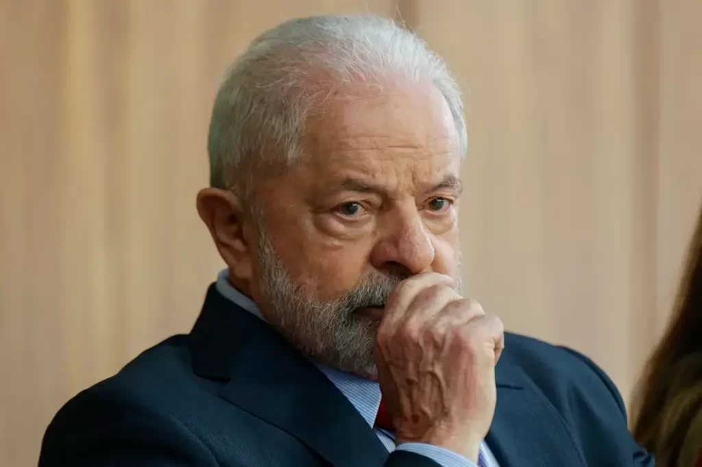 Pedido de impeachment de Lula reúne 33 assinaturas de deputados