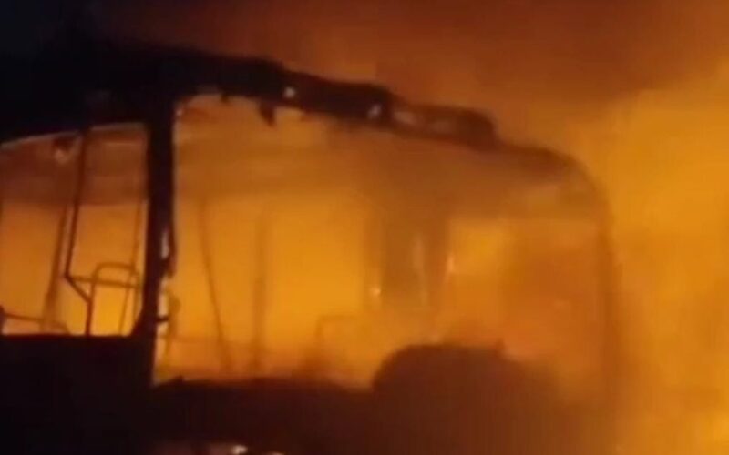 Ônibus escolar da Paraíba é incendiado por criminosos no Rio Grande do Norte