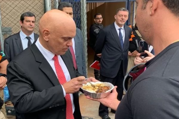 Ministro Alexandre de Moraes degusta quentinha distribuída na Papuda