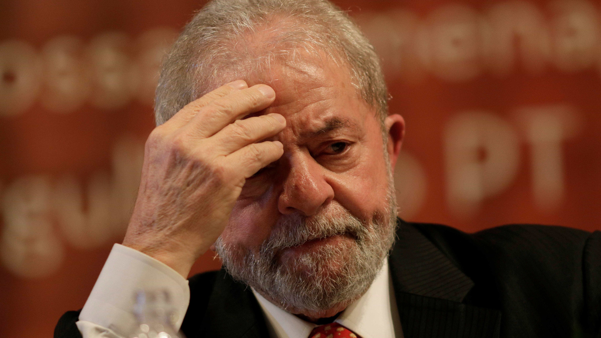 Após passagem em hospital na manhã deste domingo, assessoria informa que Lula passará por cirurgia