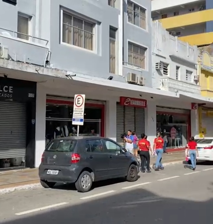 Protestos em Campina Grande: Estabelecimentos fecham suas portas e lojistas protestam após ondas de violência