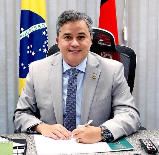 Senador Efraim Filho investe em melhorias para o sistema de saúde do estado