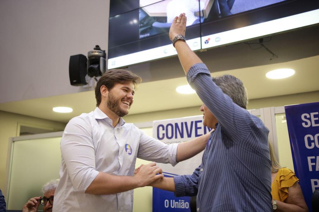 Prefeito de Campina Grande, Bruno Cunha Lima, tem ficha de filiação assinada durante convenção estadual do União Brasil