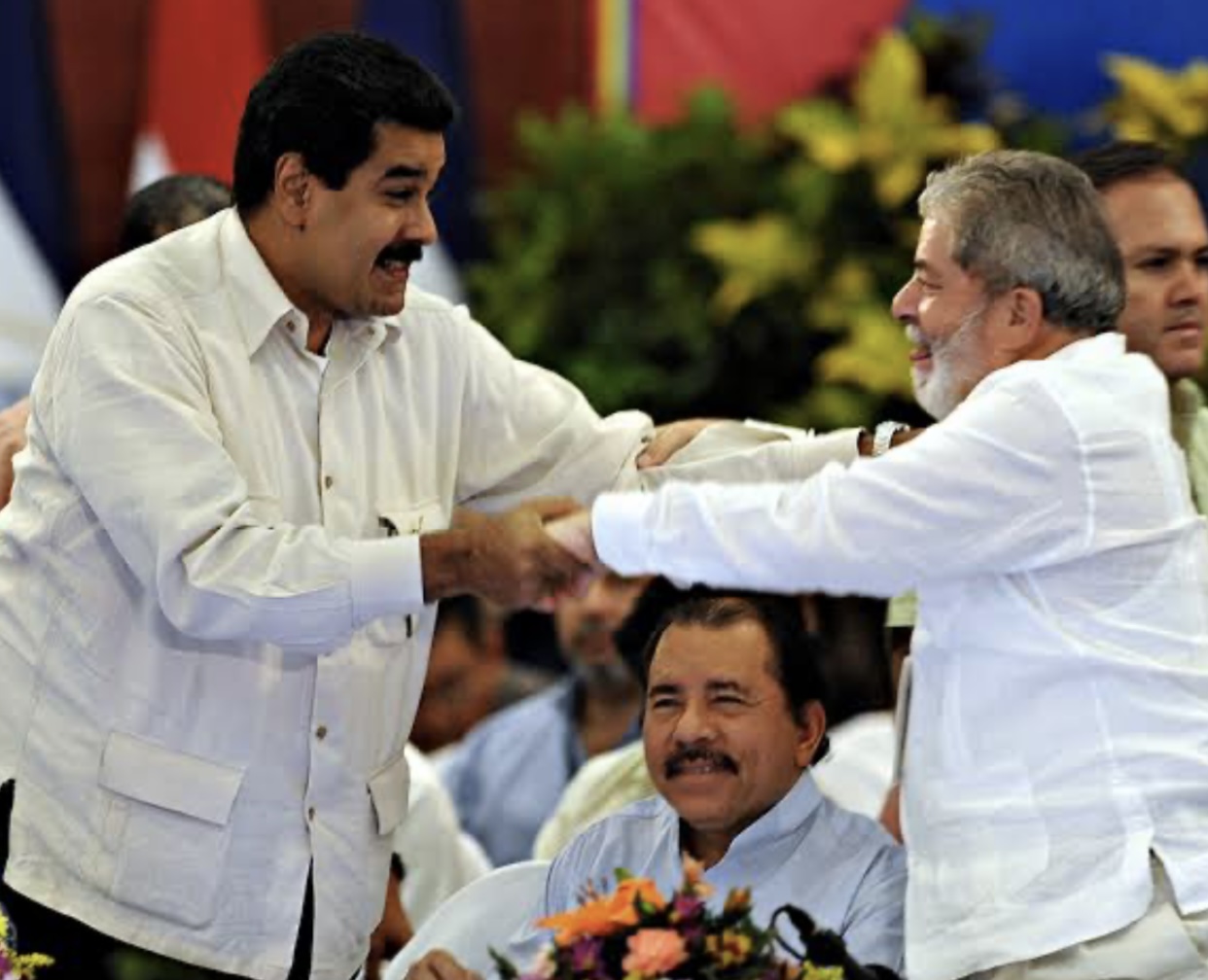 Nicolás Maduro chega ao Brasil para histórico encontro com Lula