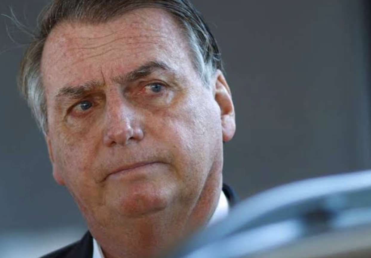 Ministro do STF determina busca e apreensão do passaporte do ex-presidente Jair Bolsonaro