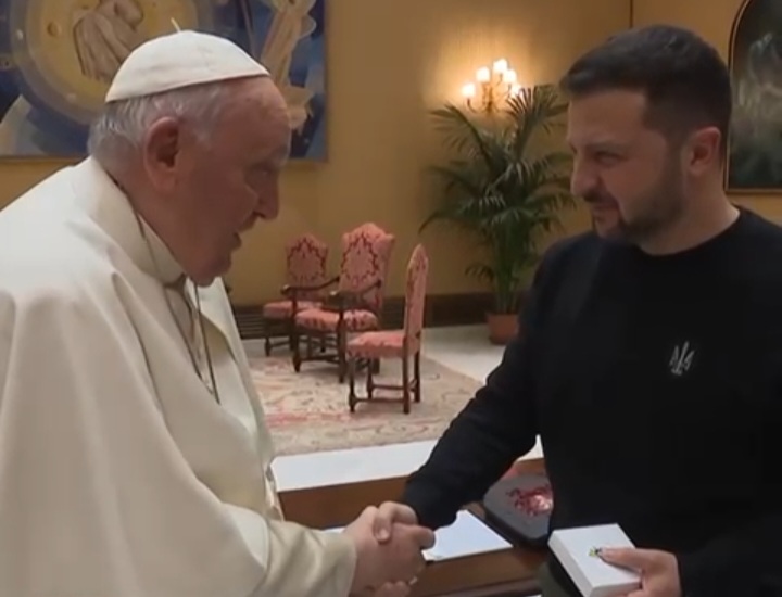 Papa Francisco e o presidente da Ucrânia, Volodymyr Zelensky, se encontram no Vaticano