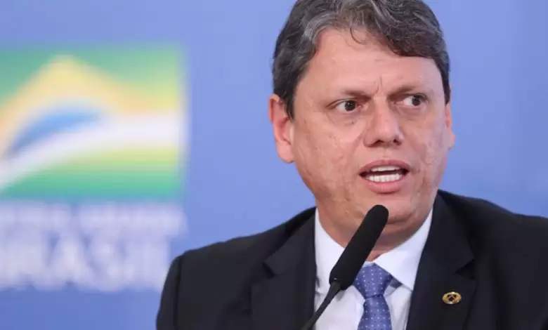 Governador de São Paulo confronta aumento de Lula e sanciona salário mínimo de R$ 1.550 no estado