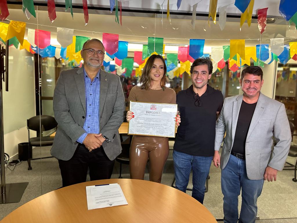 Cláudia Leitte recebe título de Cidadã Pessoense: “Me sinto mesmo filha da terra”