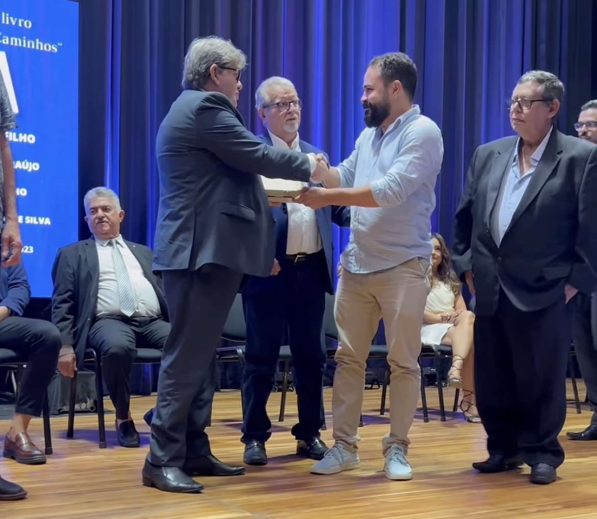 Governador João Azevêdo retorna às atividades após procedimento médico