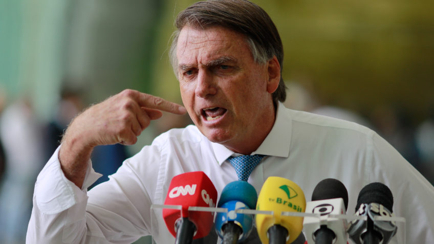 “Hoje levei uma facada nas costas”, diz Bolsonaro após TSE deixá-lo inelegível