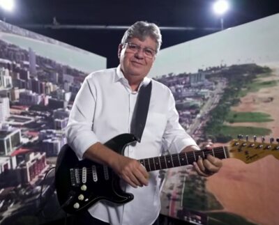 João Azevêdo tocando guitarra (Foto: Reprodução/Captura de tela).