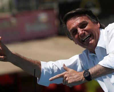 Bolsonaro fazendo "arminha" (Foto: Divulgação/Reprodução/Imagem disponível na internet).