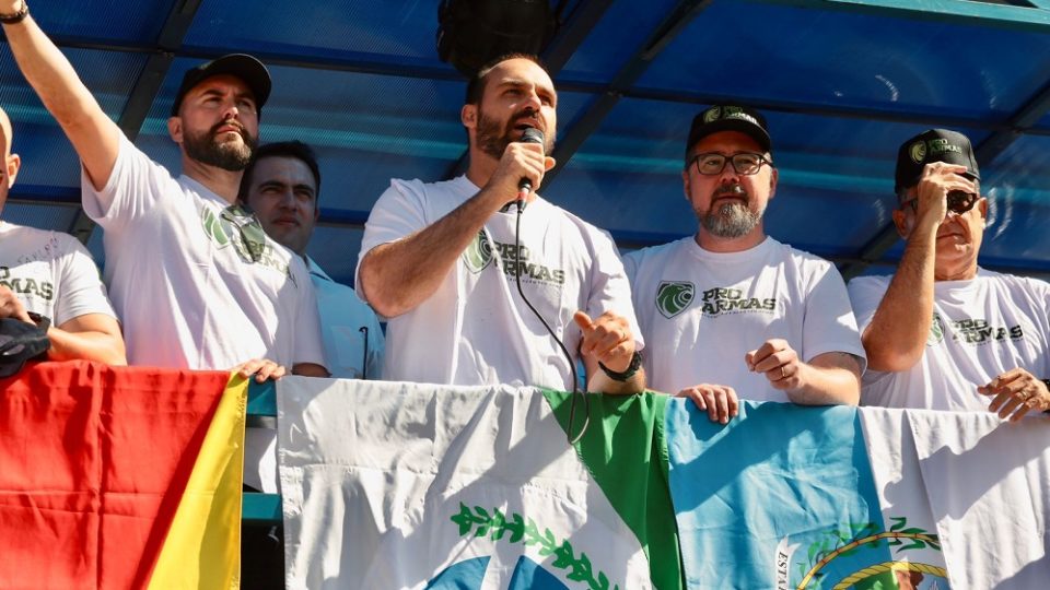 Eduardo Bolsonaro compara professores a traficantes de drogas em evento pró-armas: “Não tem diferença”