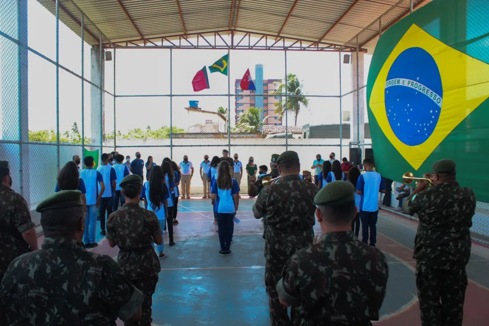 Lula derruba uma das principais bandeiras do Governo Bolsonaro: as Escolas Cívico-Militares