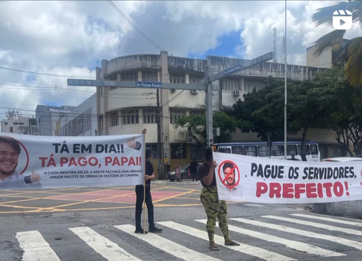 Faixas pró e contra Bruno Cunha Lima duelam no centro de Campina Grande