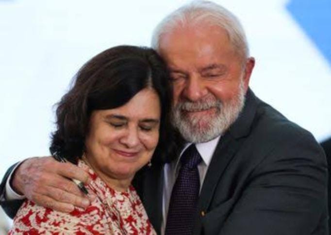 Nísia Trindade permanece e Lula anuncia que governo pagará retroativo de 9 meses do piso da enfermagem