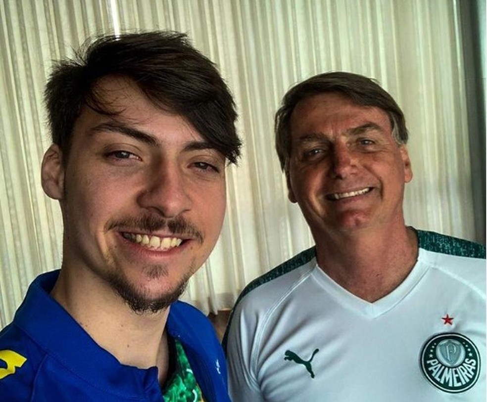 Filho de Bolsonaro debocha da pandemia: “Época que mais peguei gente”