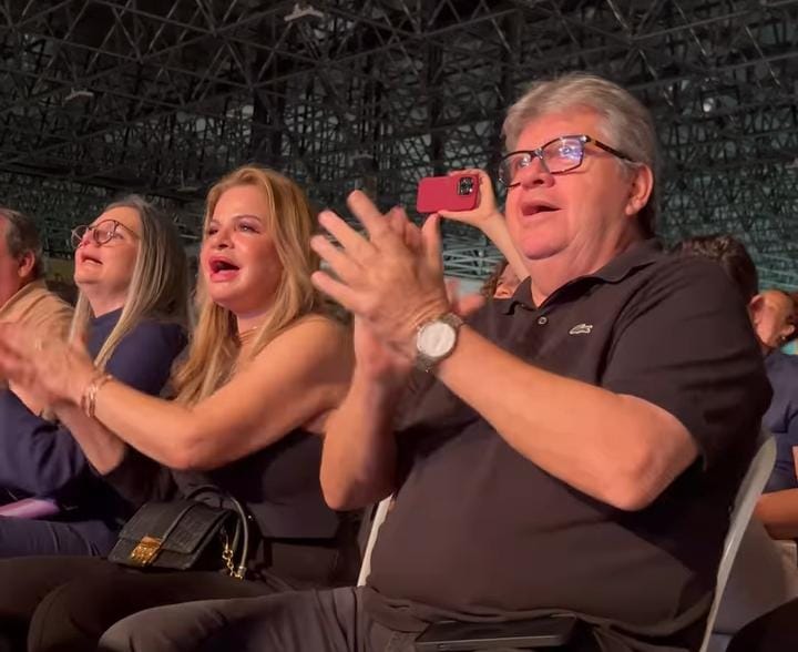 João Azevêdo comemora aniversário de João Pessoa ao som de ‘Santanna, o Cantador’ em noite animada