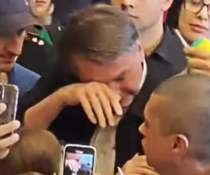 Bolsonaro chora ao cumprimentar apoiadores em Goiânia: “Reencontro”