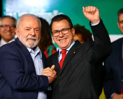 Lula e Luiz Marinho, Ministro do Trabalho (Foto: Divulgação/Reprodução/Marcelo Camargo/Agência Brasil).