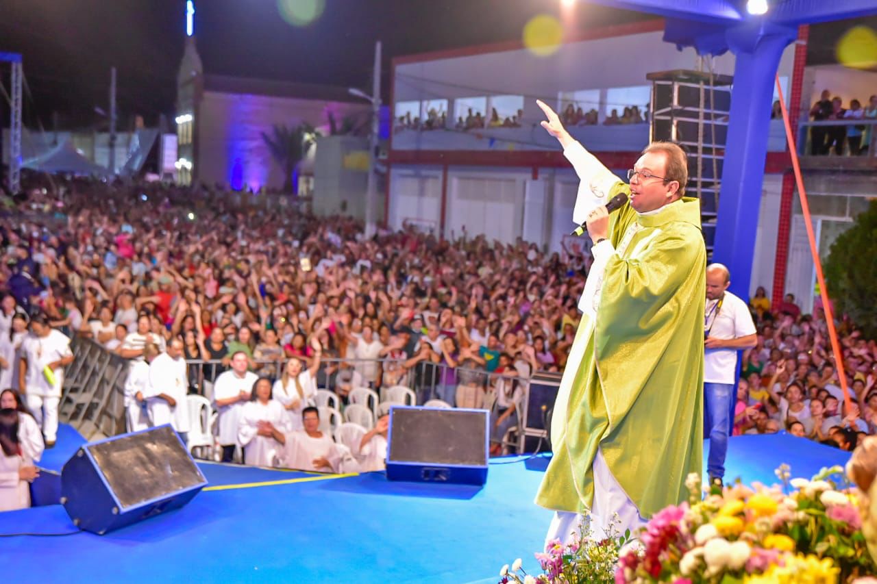 Evento religioso reúne mais de 100 mil pessoas em município do Cariri com apenas 14 mil habitantes