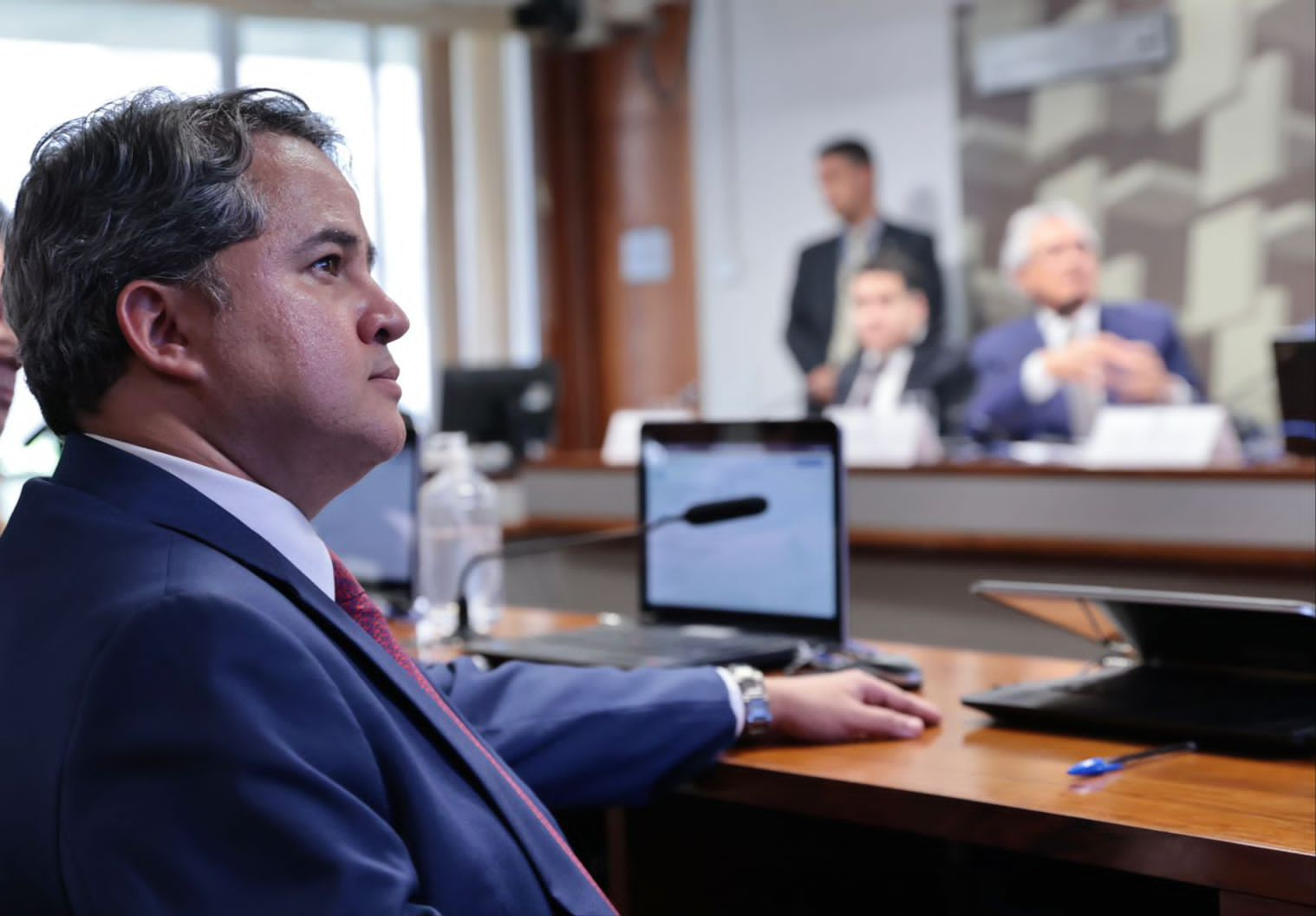 Senador Efraim Filho assina PEC para criminalizar uso e posse de qualquer quantidade de droga