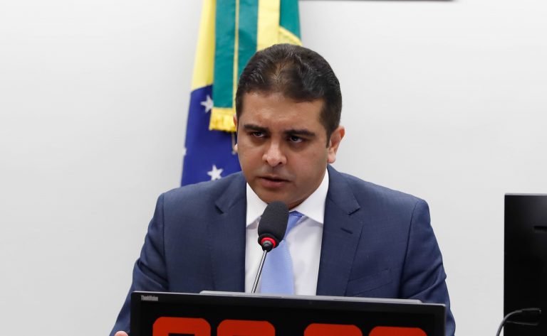 Deputado falta ao enterro do próprio pai para presidir votação contra casamento homoafetivo