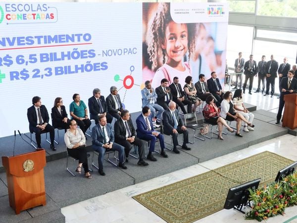 Governo Lula promete levar internet a mais de 1,6 mil escolas na PB