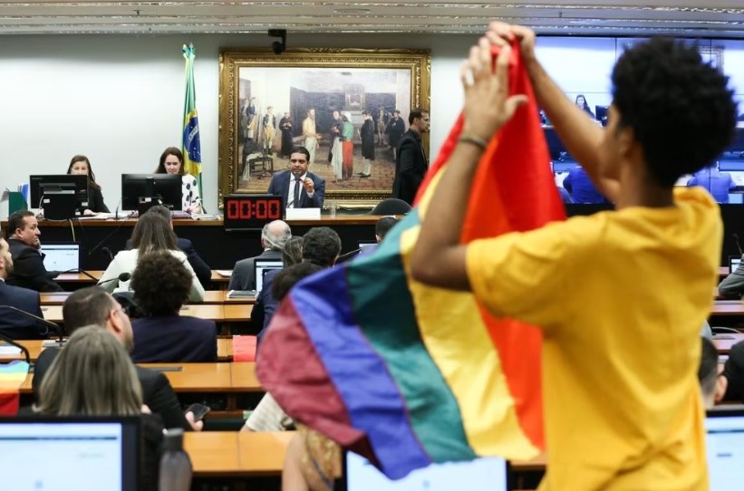 Comissão da Câmara aprova projeto que proíbe casamento homoafetivo; Confira como votaram os deputados