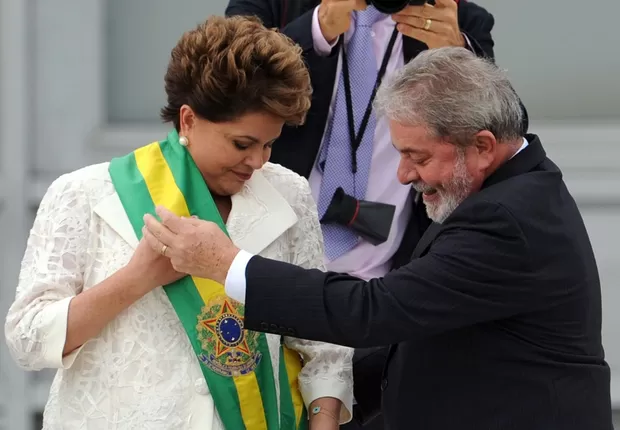 Há 13 anos Dilma Rousseff era eleita a primeira presidente mulher do Brasil; Confira por onde ela anda