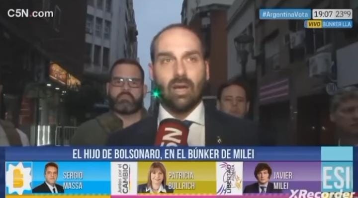 Eduardo Bolsonaro é retirado do ar em TV argentina após defender porte e arma: “Por isso que os brasileiros, com lógica, tiraram seu pai do poder”