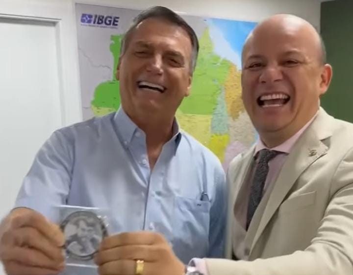 Cabo Gilberto recebe medalha de Bolsonaro: “Medalha três i, imorrível e o resto deixa pra depois”