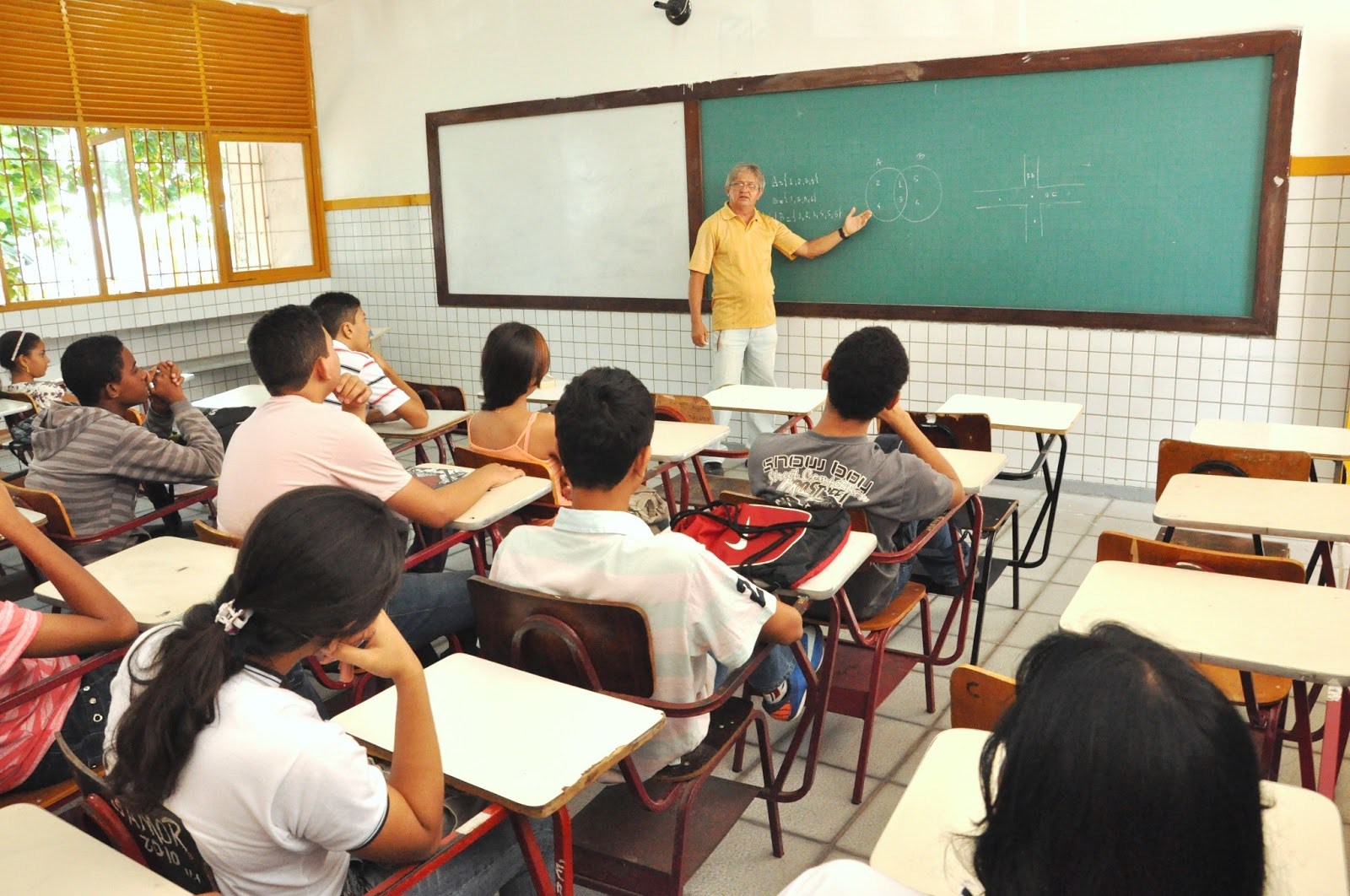 Promulgada lei que garante reajuste de 80% no salário dos professores contratados do Governo da PB