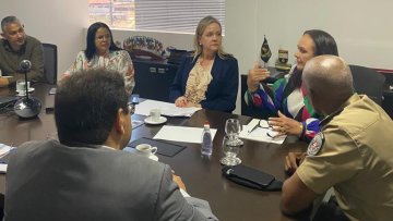 Anna Carla Falcão e representantes da Segurança Pública em reunião sobre o tema (Foto: Divulgação/Reprodução/TJPB)