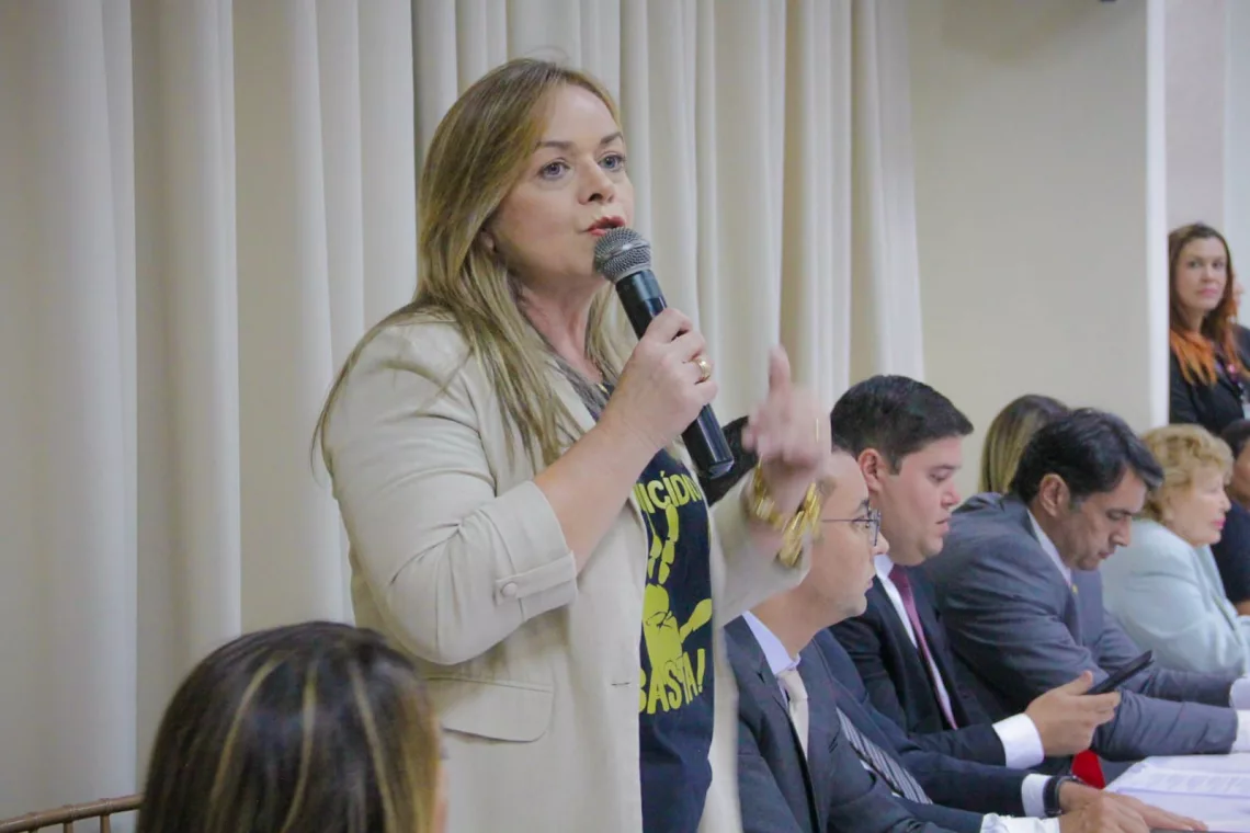 Sílvia Benjamin faz discurso caloroso em defesa da mulher durante sessão itinerante da ALPB, no Sertão