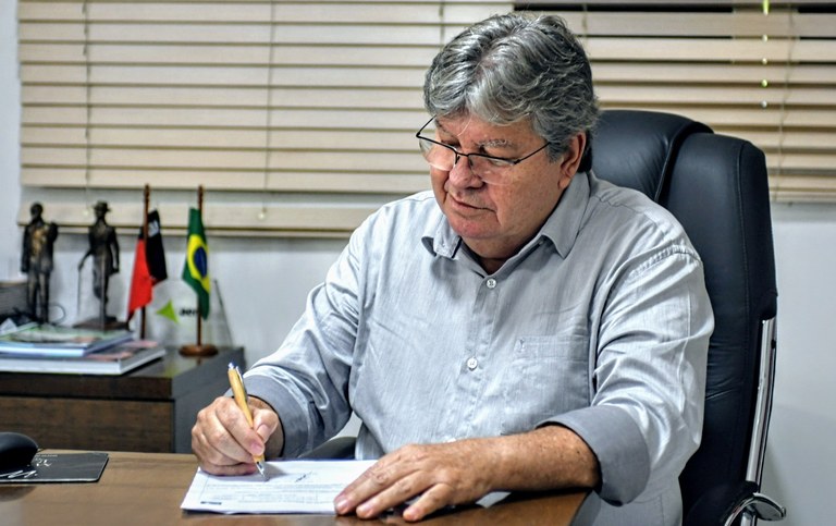 Governador anuncia pagamento do abono natalino e 13º dos servidores da PB