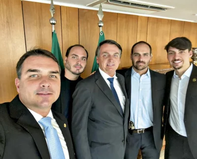 Bolsonaro e seus filhos (Foto: Divulgação/Reprodução/Redes sociais/Flávio Bolsonaro).