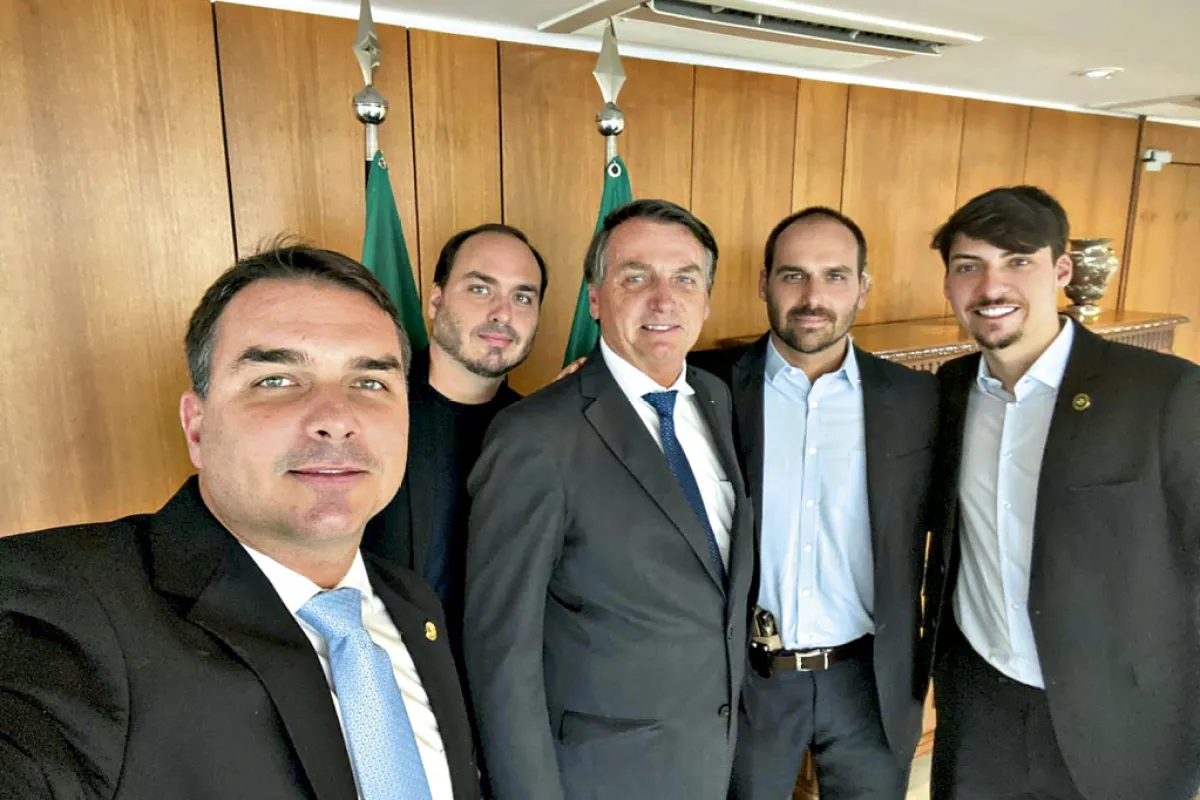 Mauro Cid confessa em delação qual filho de Jair Bolsonaro comandava o ‘Gabinete do Ódio’; confira