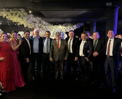 Encontro entre políticos paraibanos no casamento de Pryscyla Galdino (Foto: Divulgação/Reprodução)